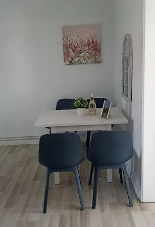 Zentrale Und Hochwertige 2-zimmer-wohnung Διαμέρισμα